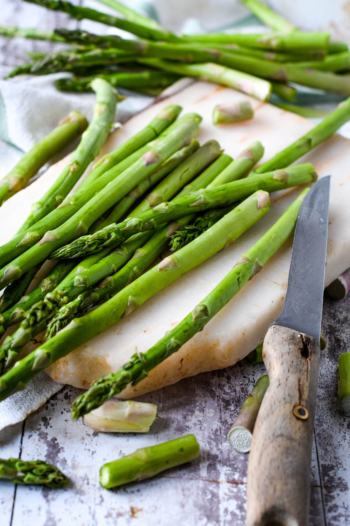Spring asparagus with tasty dips and so easy to make
