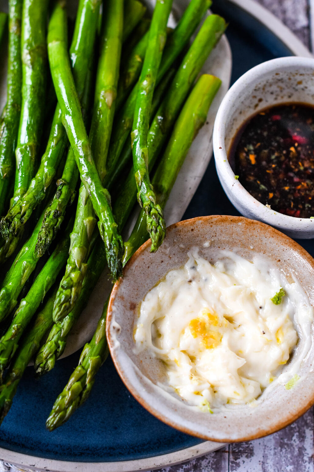 Spring asparagus with tasty dips and so easy to make