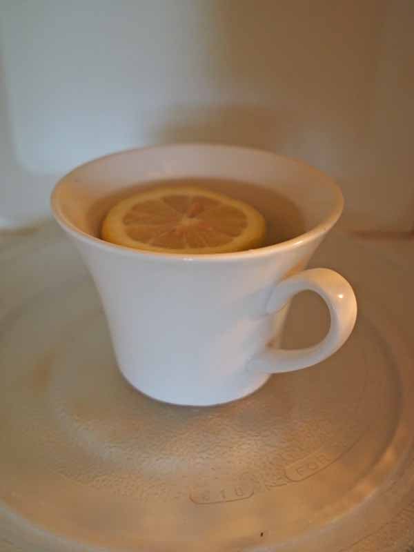 How To Clean The Microwave Naturally – With A Lemon!