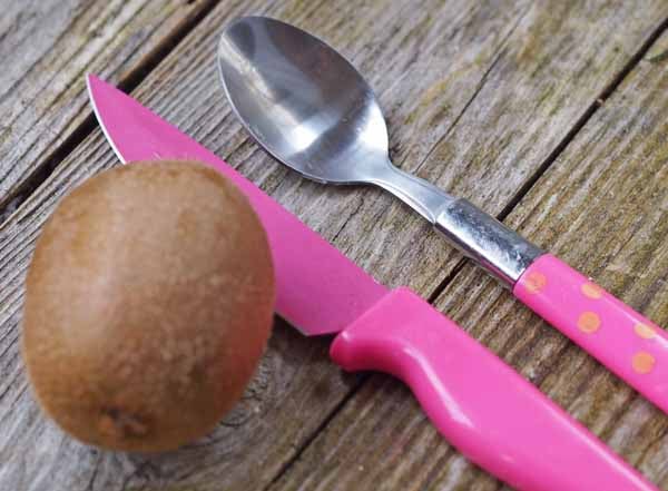 How To Peel A Kiwi Fruit Without Wearing The Juice!
