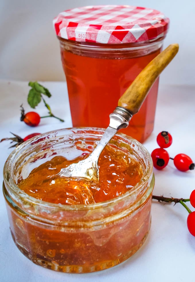 Traditional Scottish Rosehip Jelly (only 4 ingredients!) - Larder Love