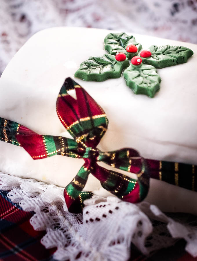 CHRISTMAS BAKING PAN Christmas Holly & Berries & CHRISTMAS BOW 12