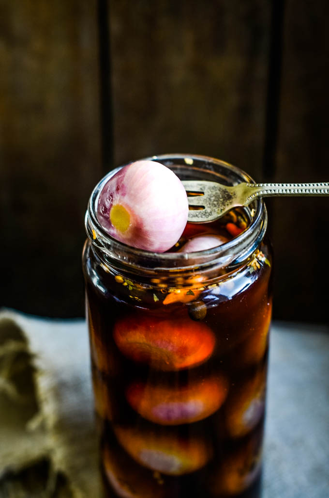  gabel in eingelegte Zwiebel auf Glas