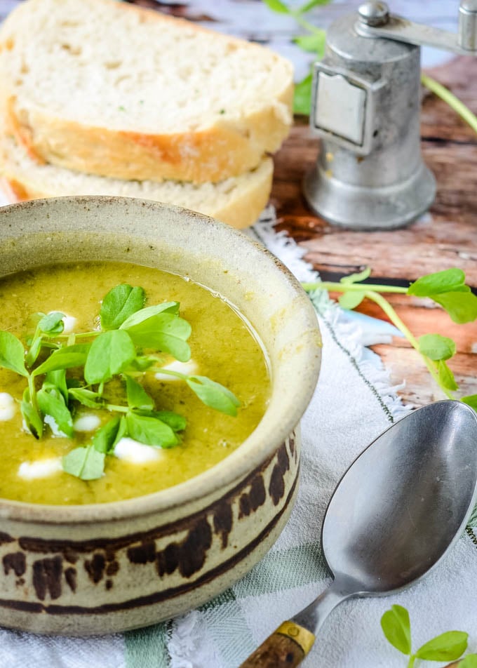  Soupe facile aux pois et aux lentilles dans un bol avec une cuillère à côté 