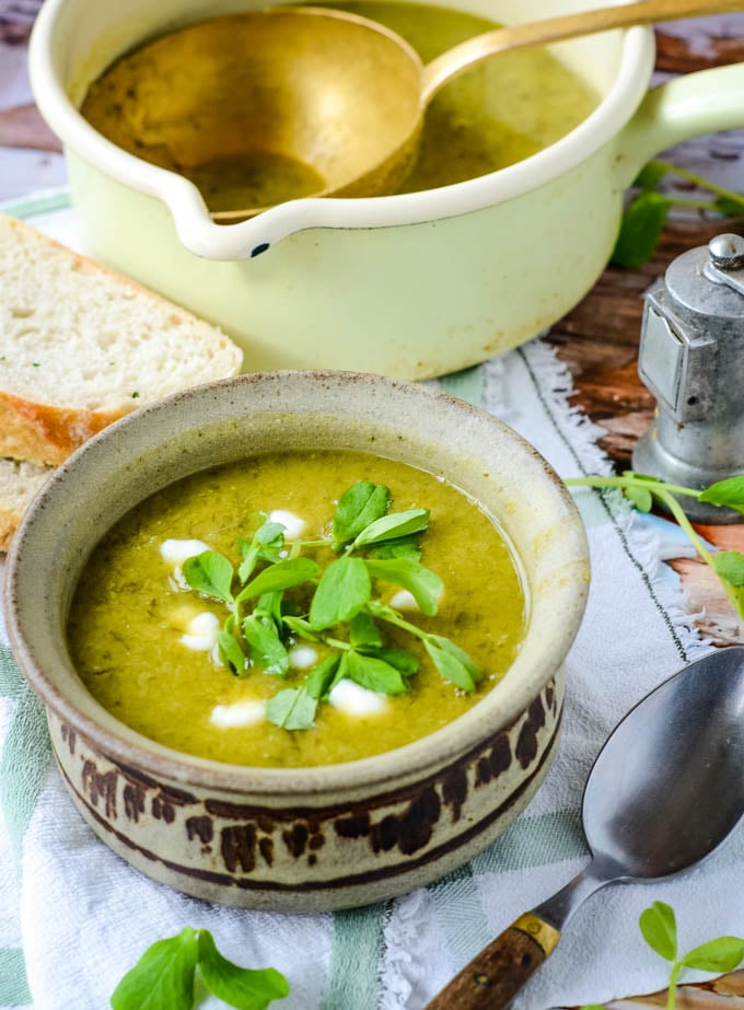 bordskud af suppe linser og ærtesuppe skål med pande bag