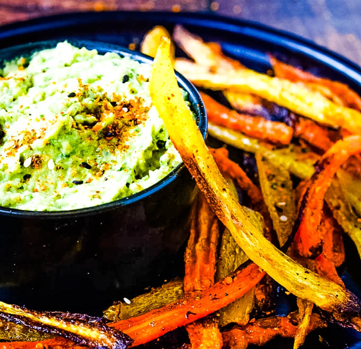 carrot crisps with avocado hummus